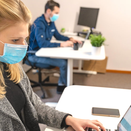 Nacken und Rückenschmerzen im Büro? Das ist jetzt vorbei. Kein Problem mehr mit dem XERO. Dein Laptopständer. Klein Kompakt und Nachhaltig.